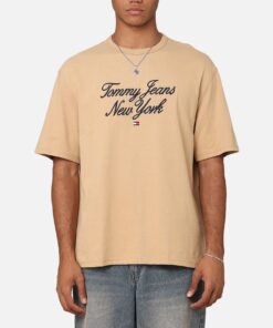 Tommy Jeans TJM OVZ Luxe Serif T-Shirt Tawny Sand